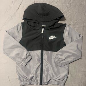 Nike little kid Toddler black and grey windbreaker lightweight jacket (5/S)